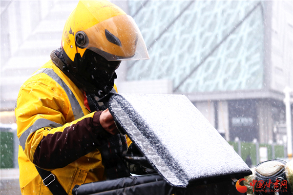 2020年第一場雪巧遇“小寒” 蘭州人請收下?。ńM圖）