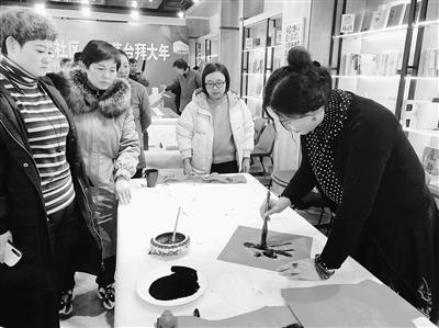 蘭州甘家巷社區(qū)“鼠年納?！彼痛郝?lián)（圖）