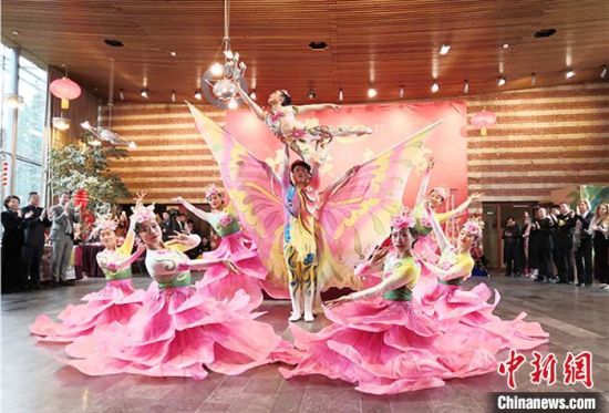 圖為雜技演員通過精湛的技藝贏得了滿堂喝彩。　甘肅省文化和旅游廳網(wǎng)站 攝