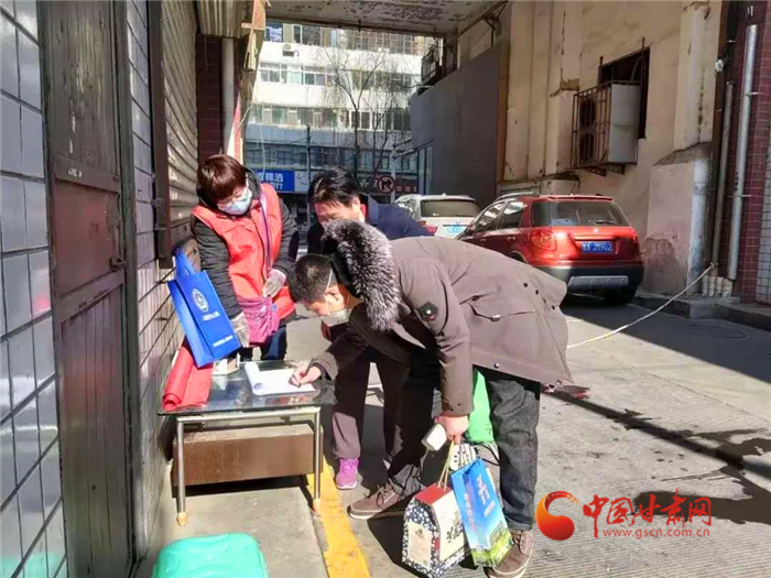 【甘肅全民戰(zhàn)“疫”】蘭州皋蘭路街道：隔離不隔愛(ài) 口罩送到家
