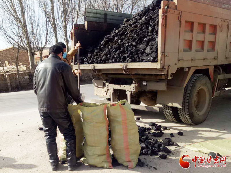 【甘肅全民戰(zhàn)“疫”】雪中送炭！會(huì)寧一企業(yè)為基層防控點(diǎn)捐贈(zèng)10噸愛(ài)心煤（圖）