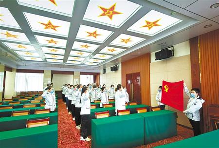 一次難得的黨課——甘肅第二、第三批援鄂醫(yī)療隊預(yù)備黨員宣誓儀式側(cè)記