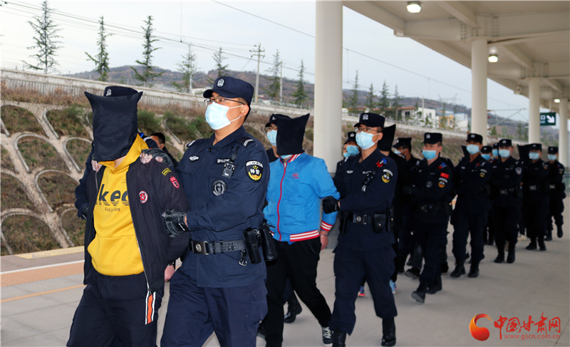 天水甘谷警方千里奔襲成功搗毀一詐騙團伙 涉案金額達(dá)60余萬元（圖） 