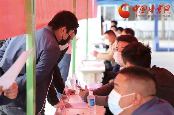 【甘肅省決戰(zhàn)決勝脫貧攻堅(jiān)】扶貧又扶志！把“就業(yè)大禮包”送到貧困戶(hù)家門(mén)口（圖）