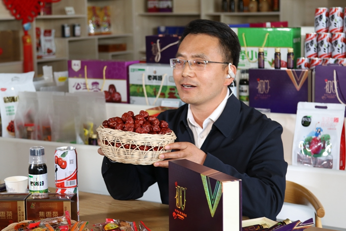 “縣長直播天團(tuán)”唱響“甘貨春之聲”，售出近30種甘貨1萬余件 開進(jìn)直播間的網(wǎng)絡(luò)扶貧博覽會(huì)，受百萬網(wǎng)友點(diǎn)贊 