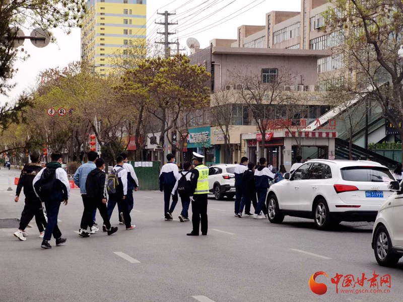 保駕護(hù)航！涼州公安交警“護(hù)學(xué)崗” 撐起“平安傘”