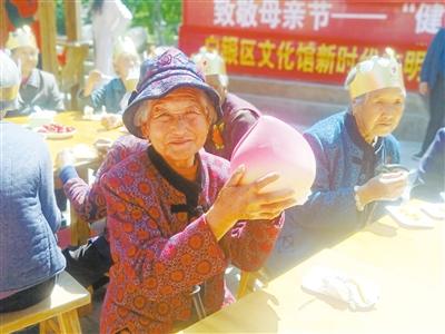 母親節(jié)，白銀“花村”擺了一場(chǎng)“敬老宴”