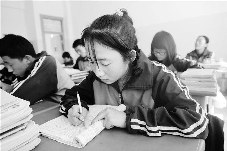 慶陽(yáng)環(huán)縣這名小姑娘，柔弱肩膀撐起一個(gè)大家庭