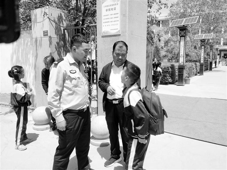 蘭州：父親無證酒駕被拘 交警充當(dāng)臨時(shí)家長(zhǎng)