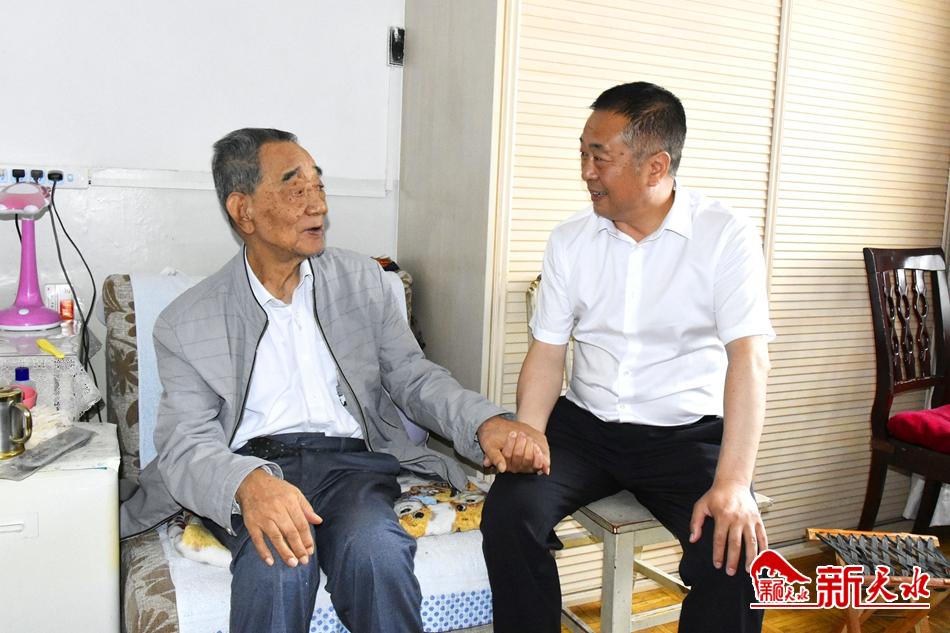 蔣曉強慰問市人大常委會機(jī)關(guān)離退休老黨員