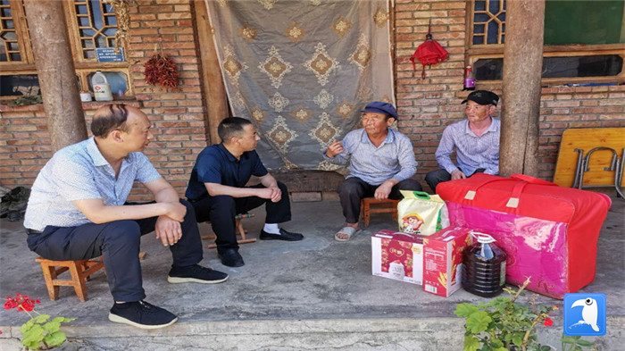 在建黨99周年來臨之際，隴南市禮縣紀(jì)委監(jiān)委在中壩鎮(zhèn)、三峪鄉(xiāng)開展“七一”慰問老黨員、困難黨員活動(dòng)，為他們送去組織的關(guān)懷和節(jié)日的問候。_副本.jpg