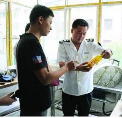 蘭州市場(chǎng)監(jiān)管局綜合行政執(zhí)法隊(duì)開(kāi)展學(xué)校、托幼機(jī)構(gòu)食品安全專(zhuān)項(xiàng)檢查