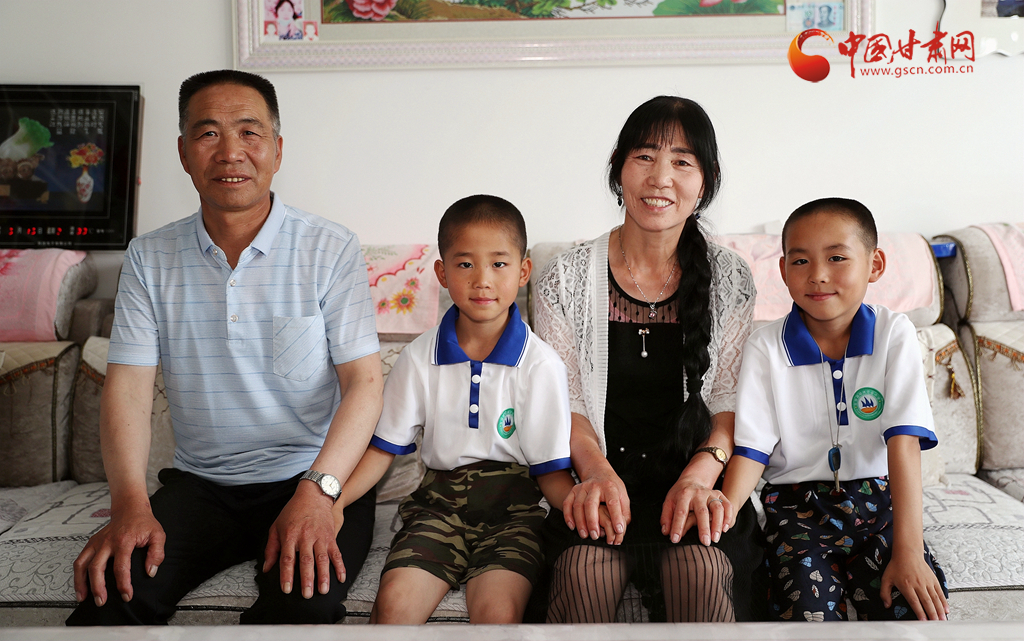 【你笑起來(lái)真好看】 古浪黃花灘有一道最靚起跑線(xiàn)  屬于移民區(qū)的孩子們