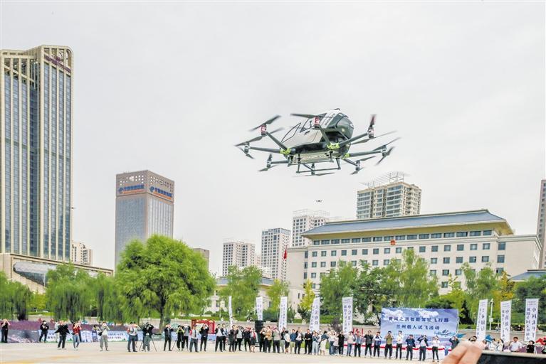 超酷、超刺激！智能駕駛飛行器在蘭載人試飛
