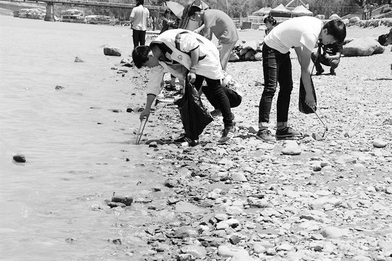 保護(hù)母親河，我們一直在路上……