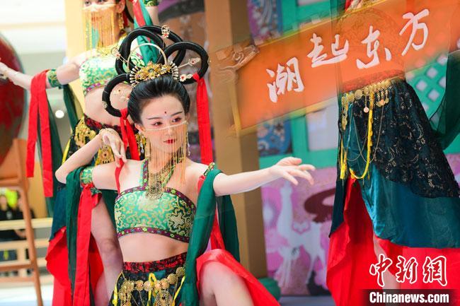 圖為今年9月5日，在重慶亮相的敦煌博物館“潮起東方”主題活動(dòng)現(xiàn)場(chǎng)。敦煌博物館供圖