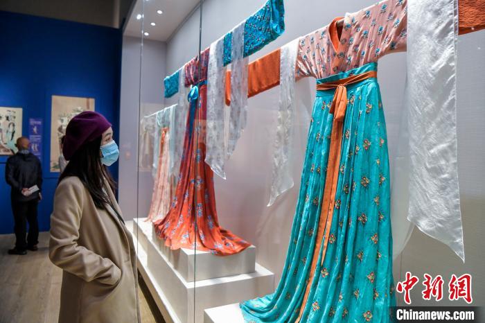 觀眾在參觀唐代服飾。　駱云飛 攝