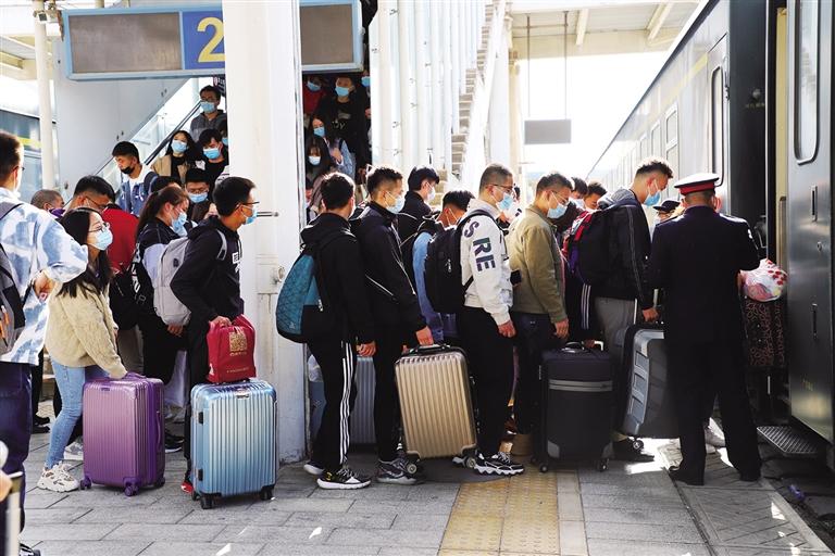 2021年春運(yùn)火車票今日起售 春運(yùn)自1月28日開(kāi)始 3月8日結(jié)束 共40天