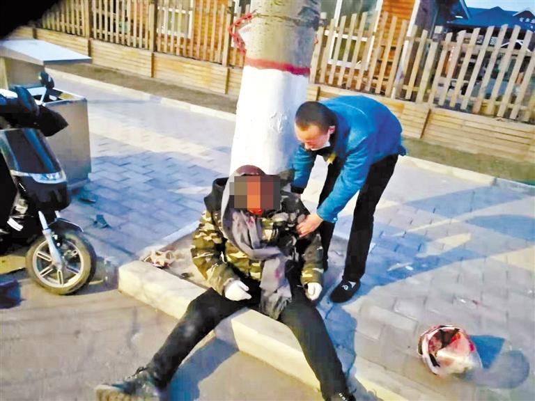 蘭州：騎摩托車男子清晨撞傷 熱心“的哥”全力救助！