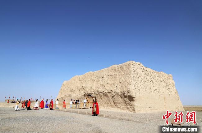 數(shù)十位身著古裝的女性通過(guò)體驗(yàn)賞漢舞、習(xí)漢禮、吟誦詩(shī)詞等中華傳統(tǒng)文化，再現(xiàn)古絲綢之路的繁華盛景?！⊥踺?攝