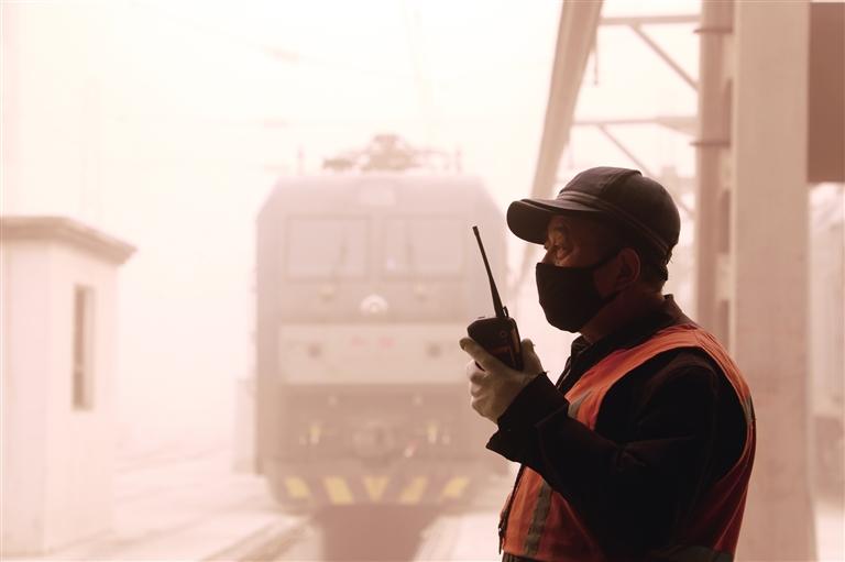 蘭州鐵路局加強(qiáng)線路設(shè)備巡視檢查確保運(yùn)輸安全