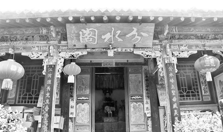 秦嶺鎮(zhèn)分水閣，一屋檐水分江河 這里可看水系奇觀，可賞連翹花海