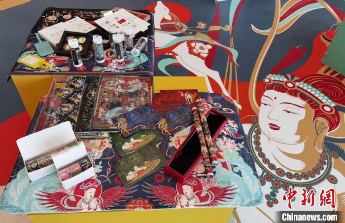 60余類敦煌主題的文創(chuàng)產(chǎn)品讓人愛不釋手。　丁思 攝