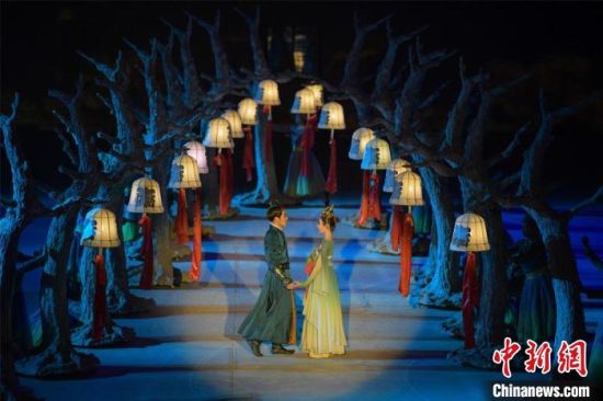 圖為全新升級(jí)《敦煌盛典》，新增戰(zhàn)馬、燈籠矩陣，以及最新聲、光、電硬件設(shè)施。　王斌銀 攝