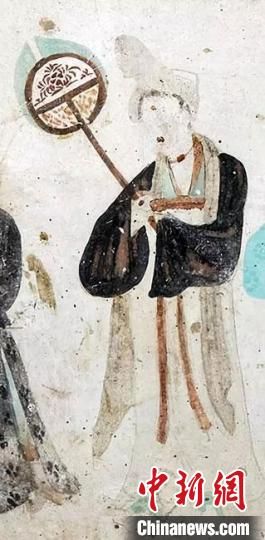 “一把小扇在手，笑對(duì)仲夏酷暑?！眻D為莫高窟第468窟《執(zhí)團(tuán)扇女供養(yǎng)人》(中唐)?！《鼗脱芯吭汗﹫D