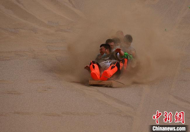 6月13日，敦煌鳴沙山月牙泉景區(qū)舉辦滑沙比賽。　馮豆 攝