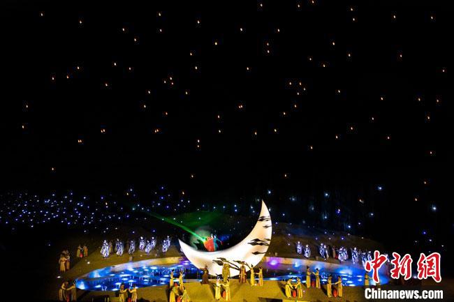 圖為大型沙漠實(shí)景演出《敦煌盛典》演出劇照。(資料圖) 敦煌市委宣傳部供圖