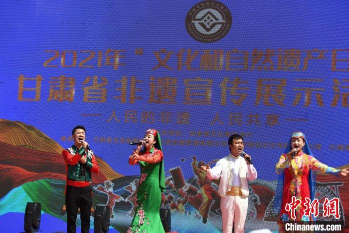 圖為甘肅臨夏回族自治州非遺傳承人演唱花兒。　楊艷敏 攝