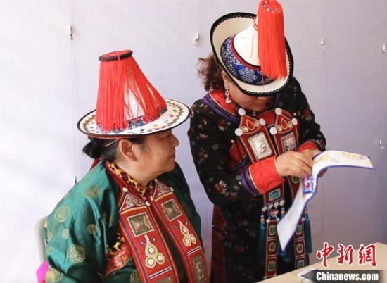 圖為用活態(tài)傳習(xí)的模式促進(jìn)裕固族非物質(zhì)文化遺產(chǎn)的保護(hù)傳承?！∈缝o靜 攝