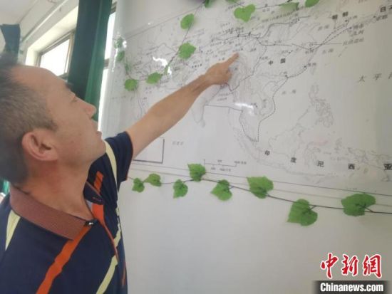 圖為甘肅省社會(huì)科學(xué)院絲綢之路研究所所長(zhǎng)侯宗輝指出《絲綢之路古文明》課題組考察線路?！￠Z姣 攝