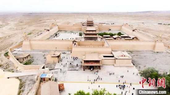 圖為7月中旬，世界文化遺產(chǎn)——嘉峪關，它是中國明代萬里長城的西端起點?！「哒埂z