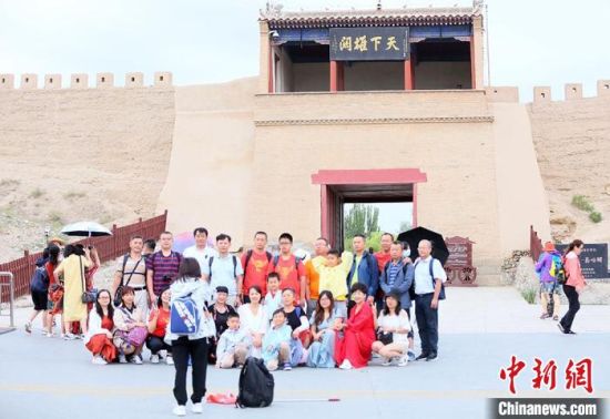 歷經(jīng)數(shù)十載保護修繕的古老關城得以延年益壽，成為了海內(nèi)外游客“絲路游”的必經(jīng)打卡地。　高展 攝