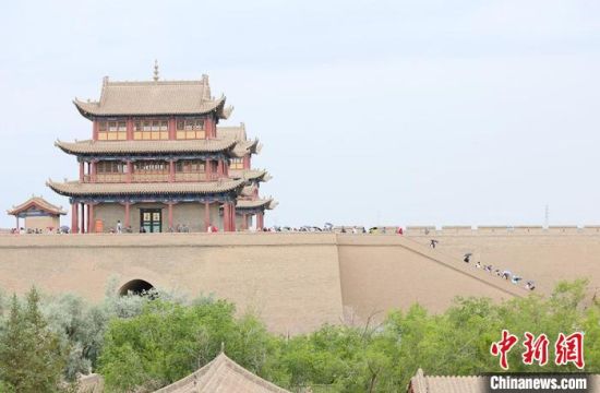 歷經(jīng)數(shù)十載保護(hù)修繕的古老關(guān)城得以延年益壽，成為了海內(nèi)外游客“絲路游”的必經(jīng)打卡地?！「哒?攝