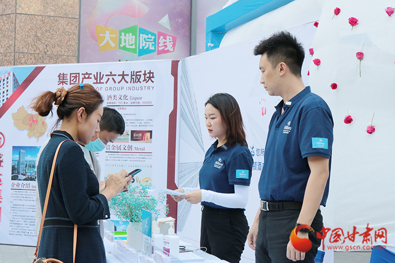 一場涉及人事、財(cái)務(wù)、工程等多個(gè)領(lǐng)域招聘會在蘭舉辦 為300余人提供就業(yè)機(jī)會