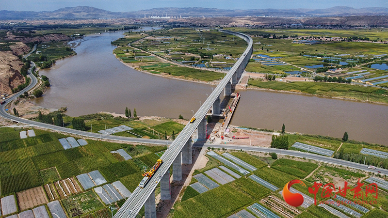 【隴拍客】直擊現(xiàn)場！看中蘭鐵路首條接觸網導線如何架設