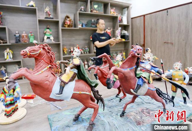 安秋平是成州面塑第五代傳承人，也是當(dāng)?shù)匚ㄒ粓?jiān)守面塑制作的人。　高展 攝