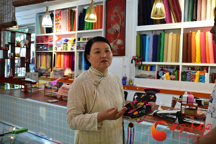 【蘭大新聞學(xué)子重走西北角】香包傳承人劉蘭芳：飛針走線，傳承匠心 