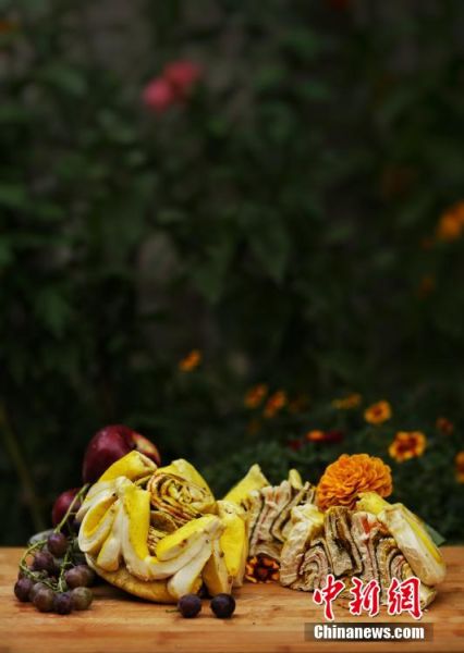 圖為做好的月餅，狀似玫瑰，切開后層層疊疊，色彩斑斕。張文 攝