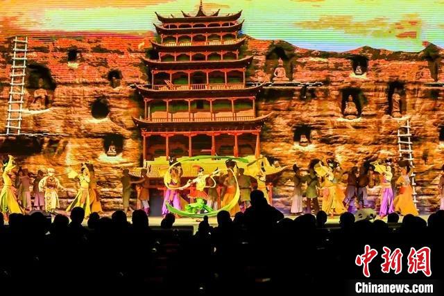 開幕式文藝展示“相約敦煌”，通過數(shù)字技術(shù)將莫高窟“搬到”演出現(xiàn)場?！「拭C省文化和旅游廳供圖