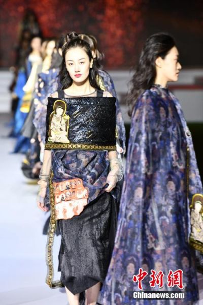 圖為敦煌服裝秀展示。 殷春永 攝