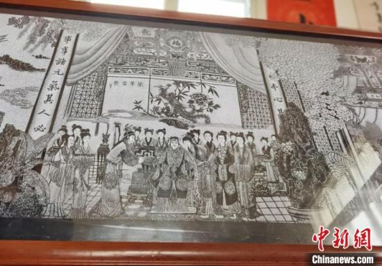 圖為陶世清的影雕作品。　楊娜 攝