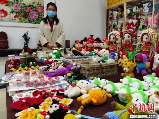 圖為隴原巧手展示手工藝品。(資料圖) 徐雪 攝