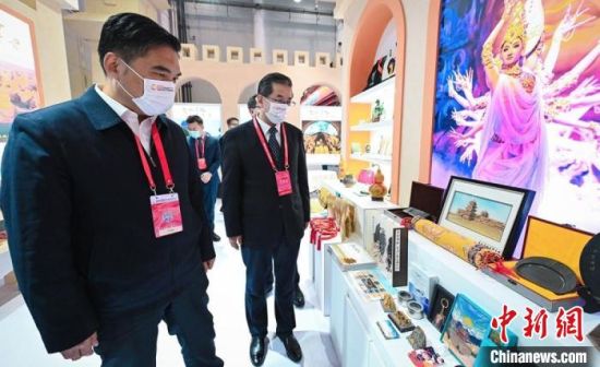 圖為甘肅省副省長(zhǎng)孫雪濤(左)與甘肅省文化和旅游廳廳長(zhǎng)陳衛(wèi)中(右)一同參觀“甘肅館”?！「拭C省文化和旅游廳供圖