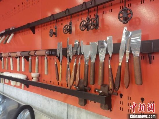 圖為徐晉林制作雕版敦煌壁畫所用工具。　閆姣 攝