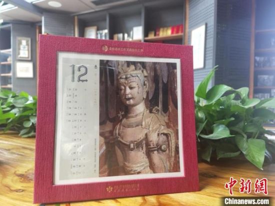 圖為徐晉林制作的敦煌題材的手工書《走進沙漠敦煌——莫高窟與藏書票藝術(shù)》，深受讀者喜愛?！￠Z姣 攝