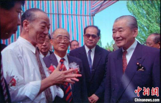 1994年8月，時任日本首相竹下登(右一)與時任敦煌研究院院長段文杰在莫高窟親切交談。中新社發(fā) 婁婕 供圖